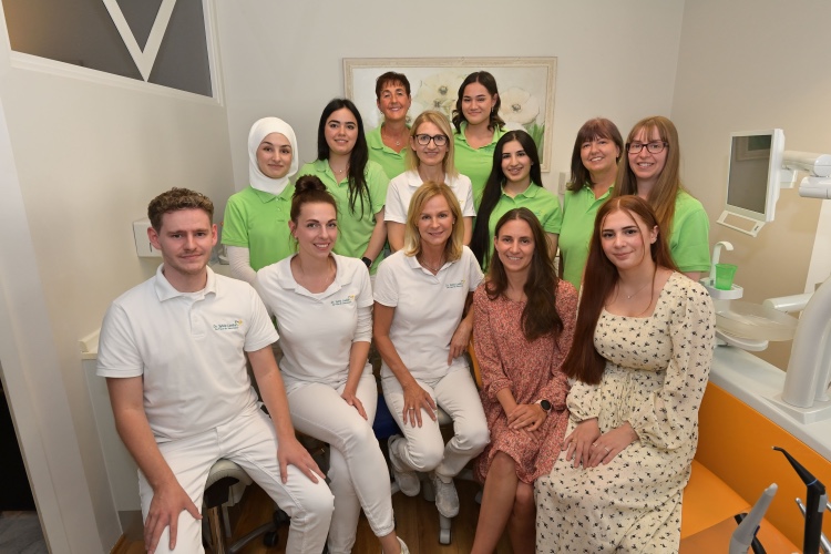 Das Team der Zahnarztpraxis Dr. Loelke in Bremen Schwachhausen-min-2